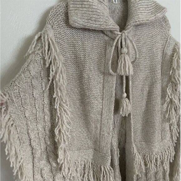 GAP Sweater Tassle Fringe Poncho In Stone One Size
Beige Cream Oatmeal Color - Picture 3 of 8
